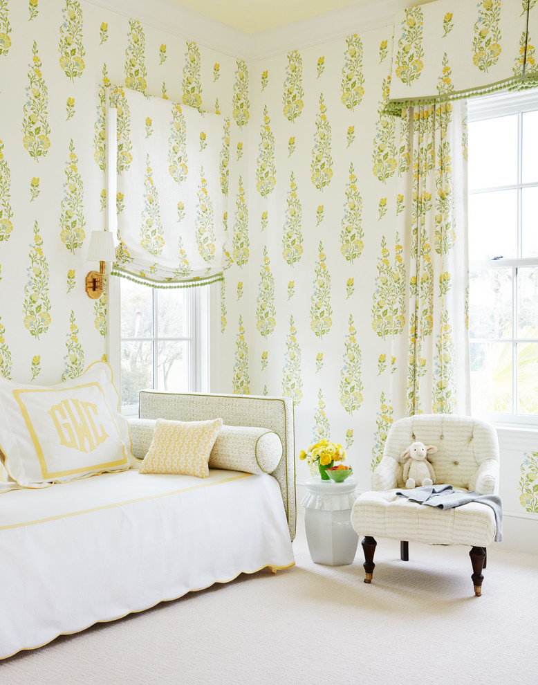 Modelo de habitación de invitados clásica grande con paredes multicolor, moqueta y suelo beige