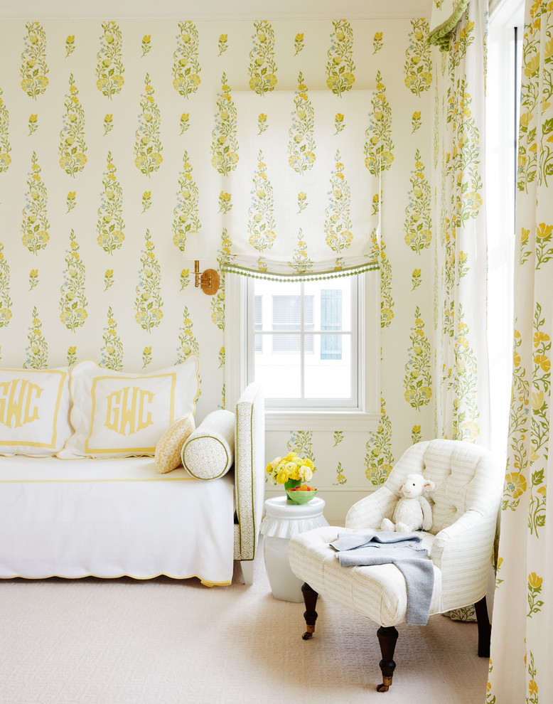 Imagen de habitación de invitados marinera grande con paredes multicolor, moqueta y suelo beige