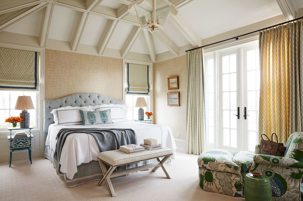 ジャクソンビルにある広いトラディショナルスタイルのおしゃれな主寝室 (カーペット敷き、ベージュの床、ベージュの壁)