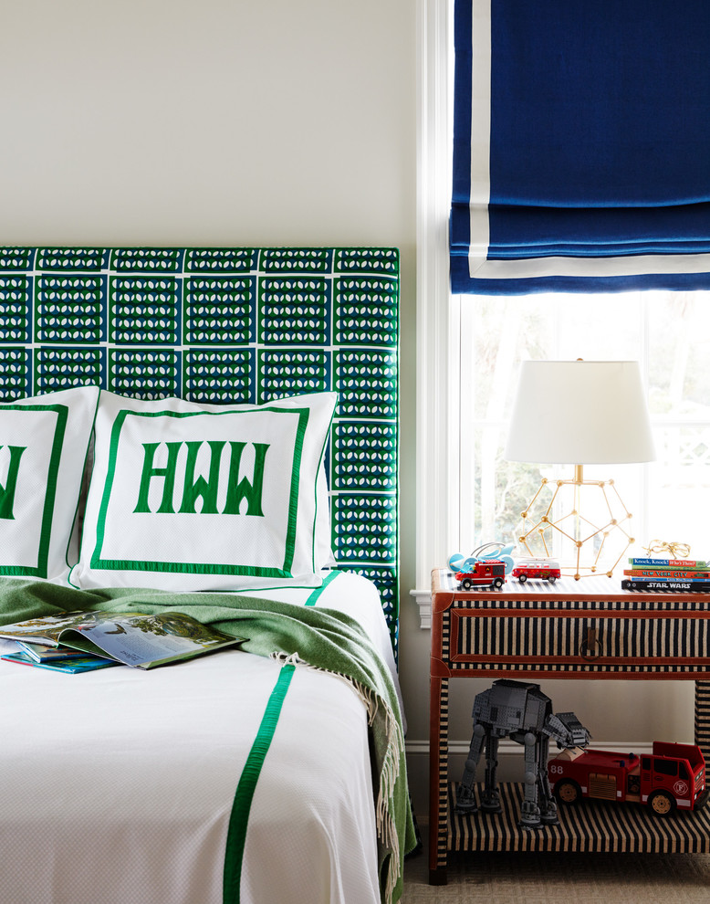 Идея дизайна: гостевая спальня среднего размера, (комната для гостей) в стиле неоклассика (современная классика) с белыми стенами, ковровым покрытием и бежевым полом