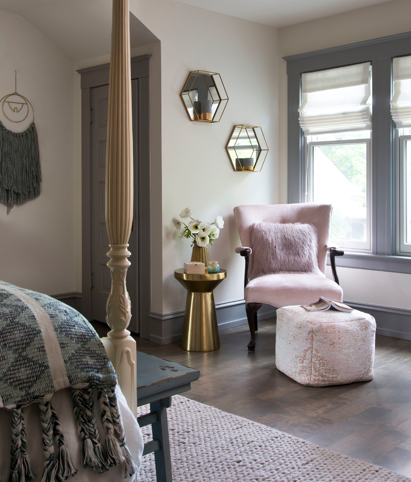 デンバーにある広いトランジショナルスタイルのおしゃれな主寝室 (ベージュの壁、無垢フローリング、茶色い床)