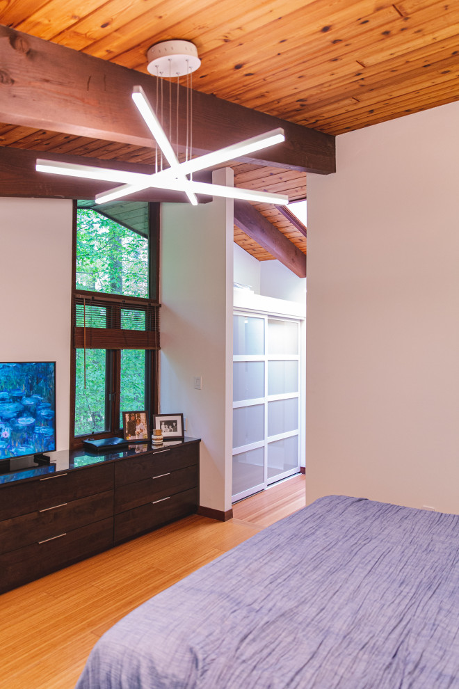 Inspiration pour une chambre parentale vintage de taille moyenne avec un mur blanc, parquet en bambou et un sol marron.
