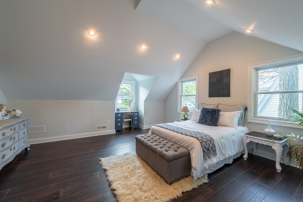 Пример оригинального дизайна: большая хозяйская спальня в современном стиле с серыми стенами, темным паркетным полом и коричневым полом без камина