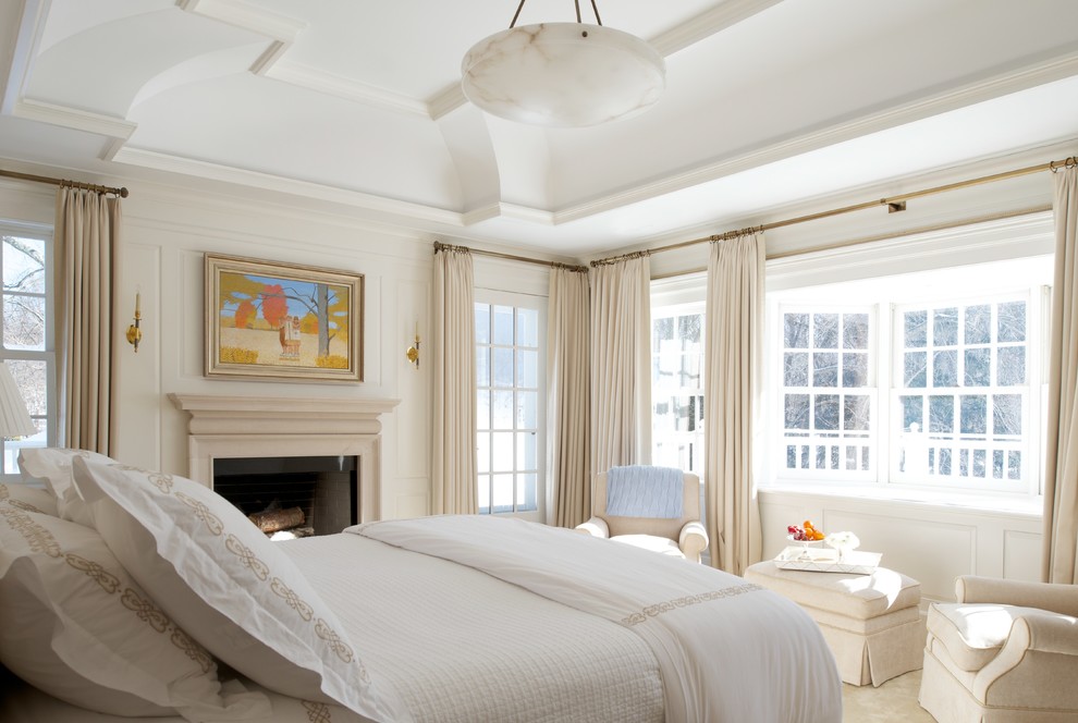 ニューヨークにあるトラディショナルスタイルのおしゃれな寝室 (標準型暖炉) のレイアウト