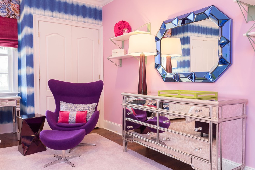 Ispirazione per una camera da letto classica di medie dimensioni con pareti rosa e pavimento in legno massello medio