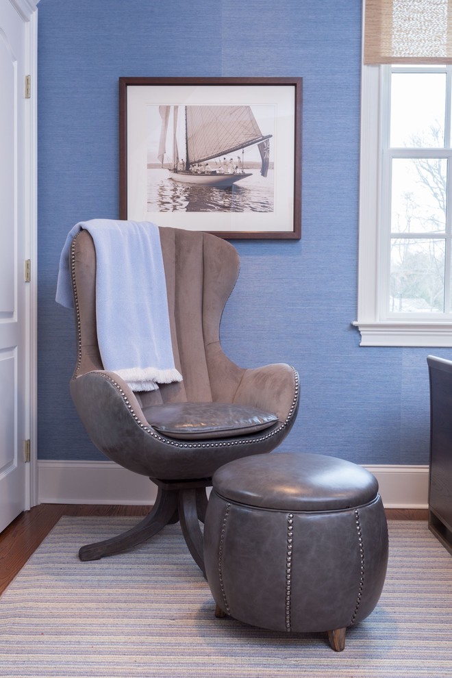 Ispirazione per una camera da letto tradizionale di medie dimensioni con pareti blu e pavimento in legno massello medio