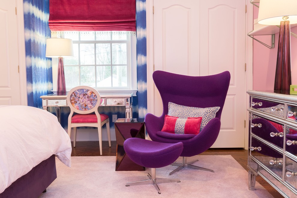 Idee per una camera da letto classica di medie dimensioni con pareti rosa e pavimento in legno massello medio