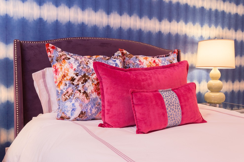 Foto di una camera da letto tradizionale di medie dimensioni con pareti rosa e pavimento in legno massello medio