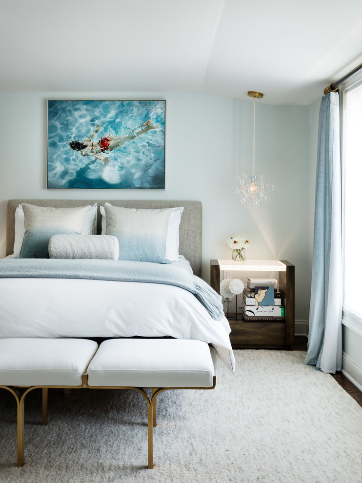Schlafzimmer mit blauer Wandfarbe und dunklem Holzboden in New York