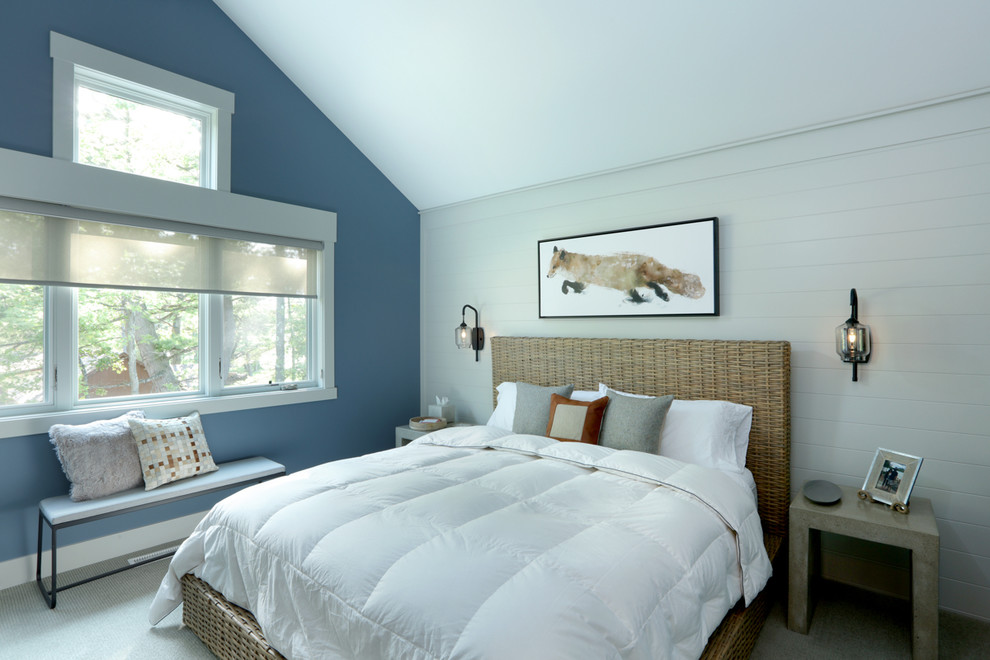 Источник вдохновения для домашнего уюта: гостевая спальня (комната для гостей), среднего размера в классическом стиле с синими стенами, ковровым покрытием и бежевым полом