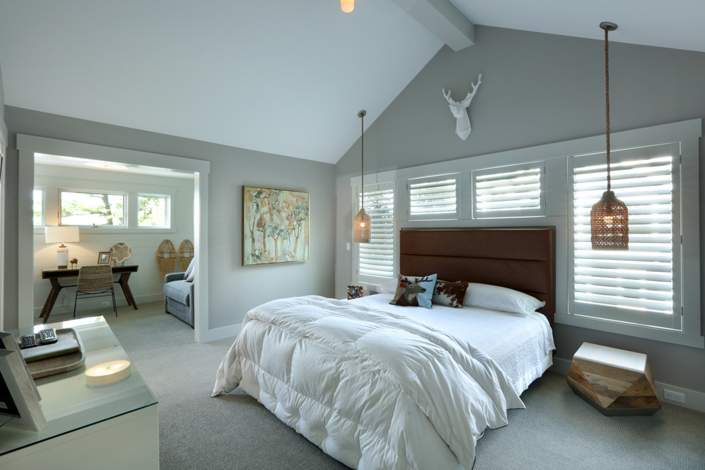 Стильный дизайн: гостевая спальня (комната для гостей), среднего размера в классическом стиле с серыми стенами, ковровым покрытием и бежевым полом - последний тренд