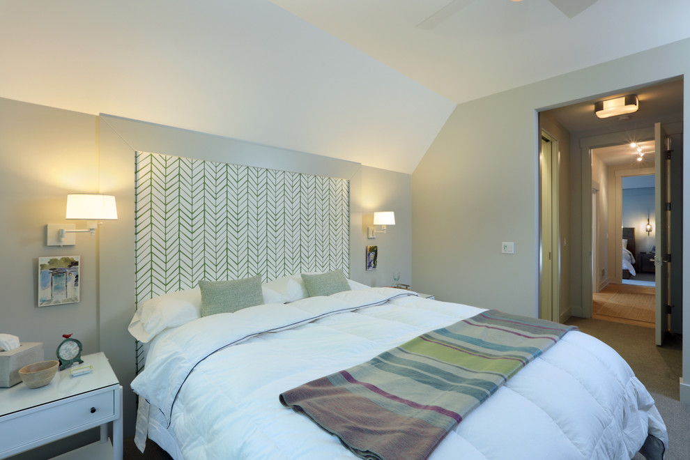 Immagine di una camera degli ospiti tradizionale di medie dimensioni con pareti grigie, moquette e pavimento beige