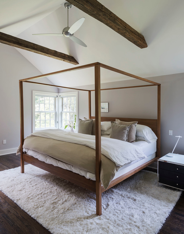 На фото: большая хозяйская спальня в стиле неоклассика (современная классика) с серыми стенами и темным паркетным полом без камина