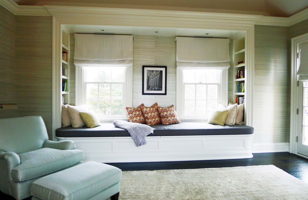 Foto de dormitorio principal clásico renovado grande sin chimenea con suelo de madera oscura, suelo marrón y paredes grises