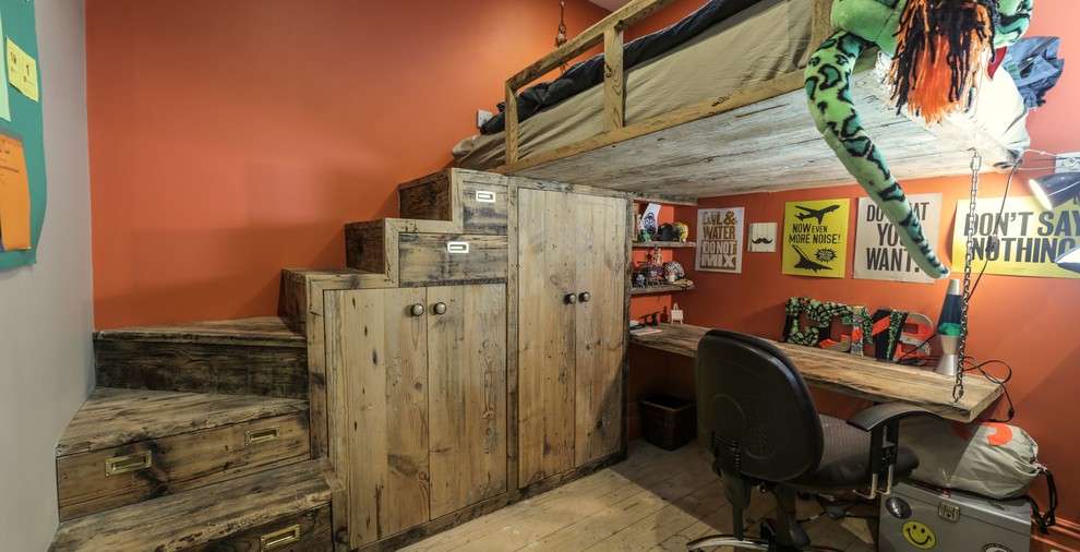 Foto di una piccola camera da letto contemporanea con pareti arancioni, pavimento in legno massello medio, nessun camino e pavimento marrone