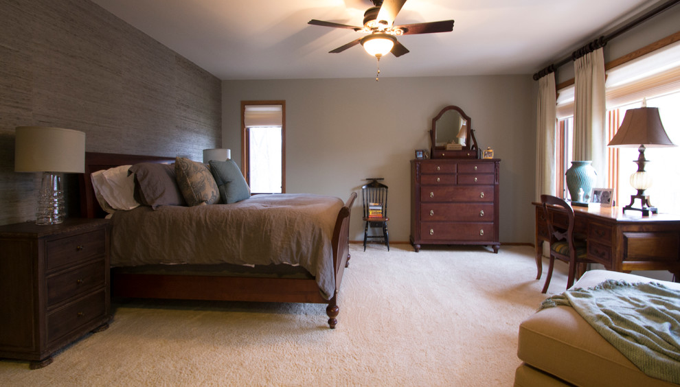 Стильный дизайн: хозяйская спальня среднего размера в современном стиле с серыми стенами и ковровым покрытием - последний тренд