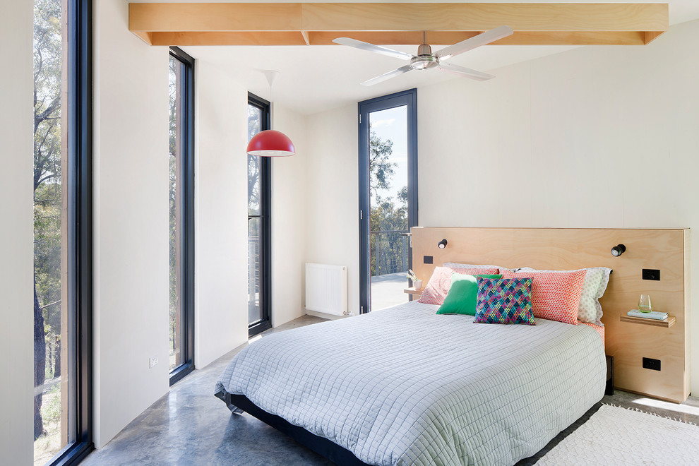 Foto de dormitorio escandinavo de tamaño medio con paredes blancas, suelo gris y suelo de cemento