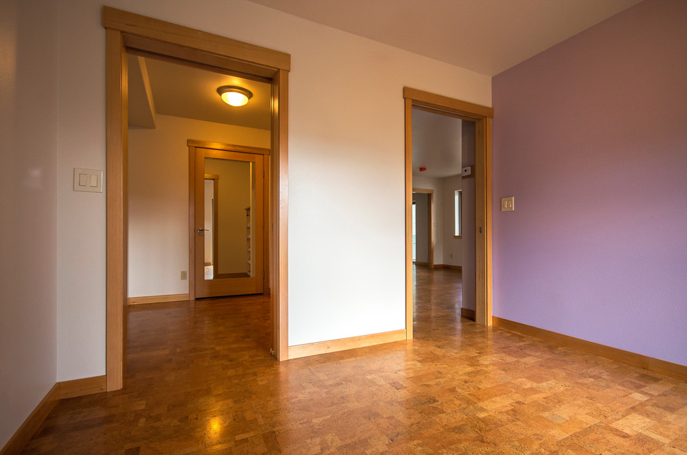 Bild på ett stort vintage gästrum, med lila väggar, korkgolv och flerfärgat golv
