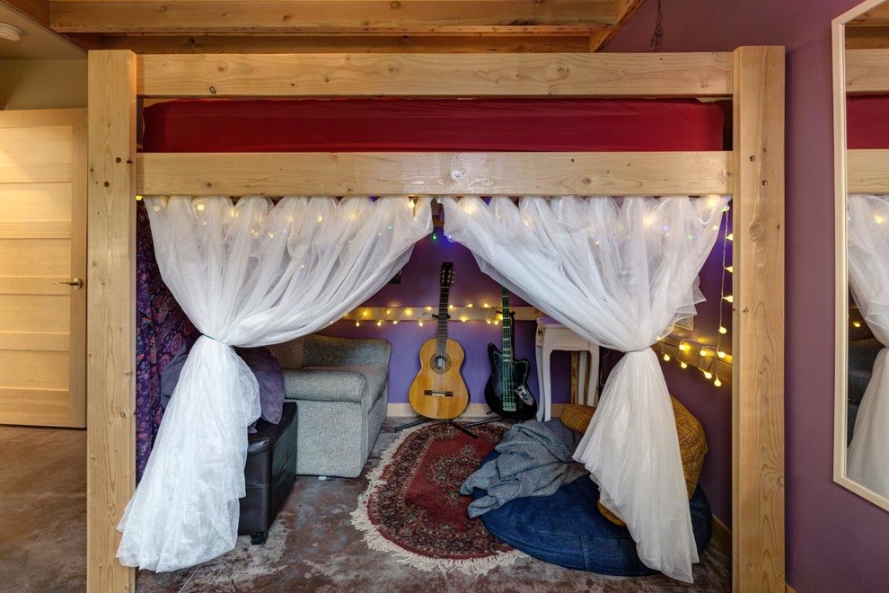 Diseño de habitación de invitados minimalista de tamaño medio sin chimenea con paredes púrpuras, suelo de cemento y suelo multicolor