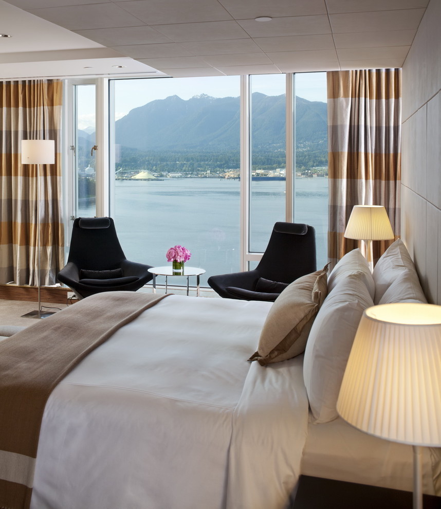 Стильный дизайн: гостевая спальня среднего размера, (комната для гостей) в современном стиле с бежевыми стенами и ковровым покрытием - последний тренд