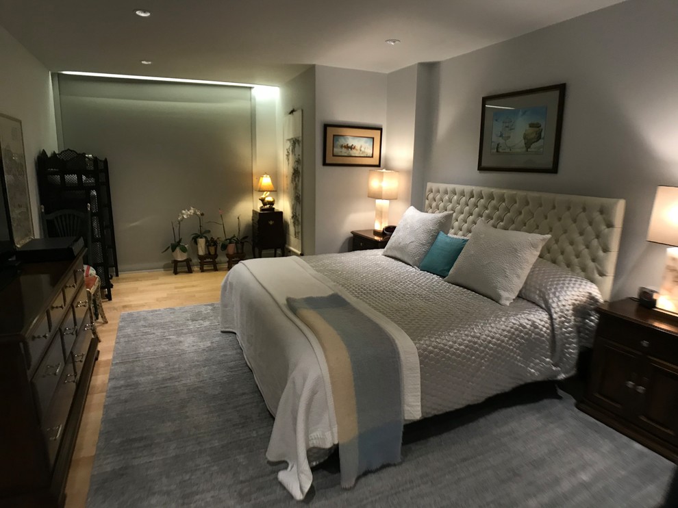 На фото: маленькая хозяйская спальня в современном стиле с серыми стенами, светлым паркетным полом и коричневым полом для на участке и в саду с