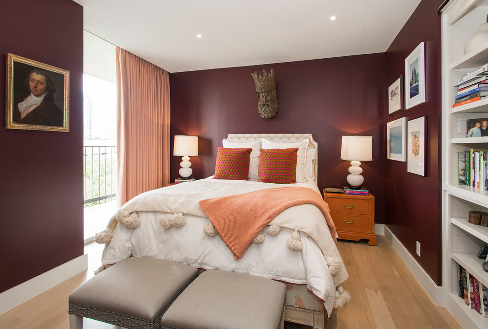 Imagen de habitación de invitados clásica renovada de tamaño medio con paredes púrpuras, suelo de madera clara y suelo beige