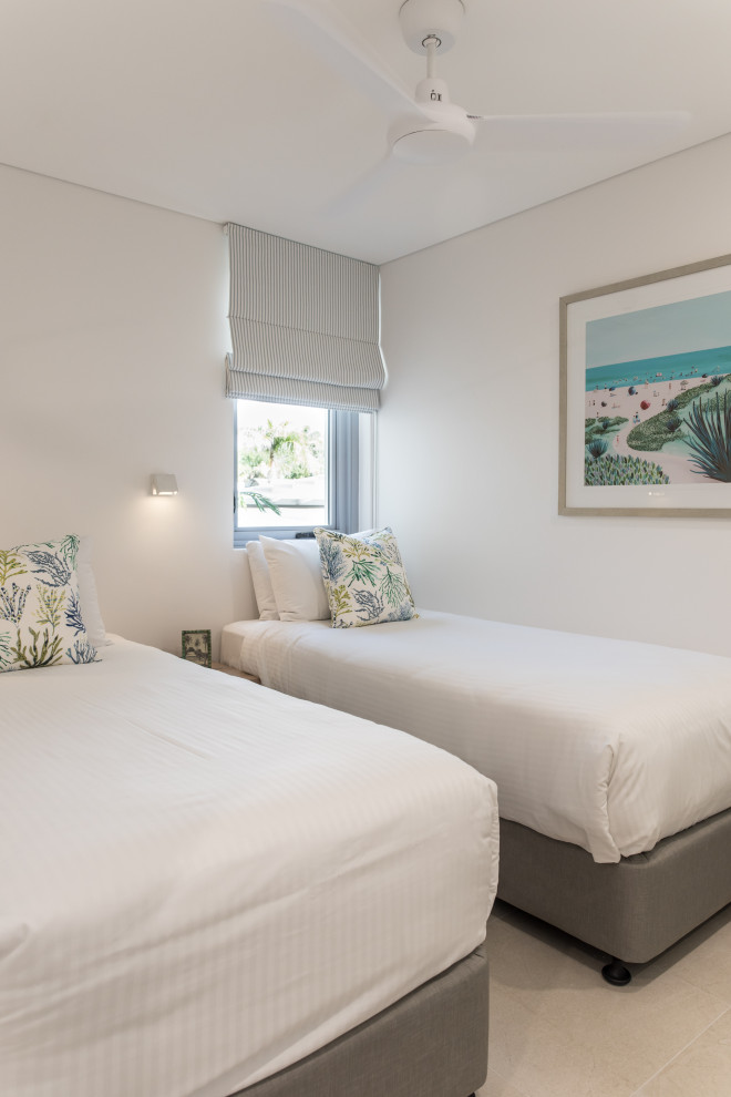 Esempio di una piccola camera degli ospiti costiera con pareti bianche, pavimento in gres porcellanato e pavimento beige