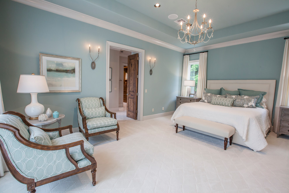 Идея дизайна: большая хозяйская спальня в стиле неоклассика (современная классика) с синими стенами и ковровым покрытием без камина