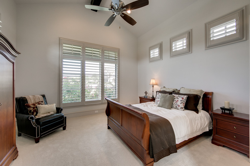 Ejemplo de dormitorio principal clásico renovado grande con paredes blancas, moqueta y suelo beige