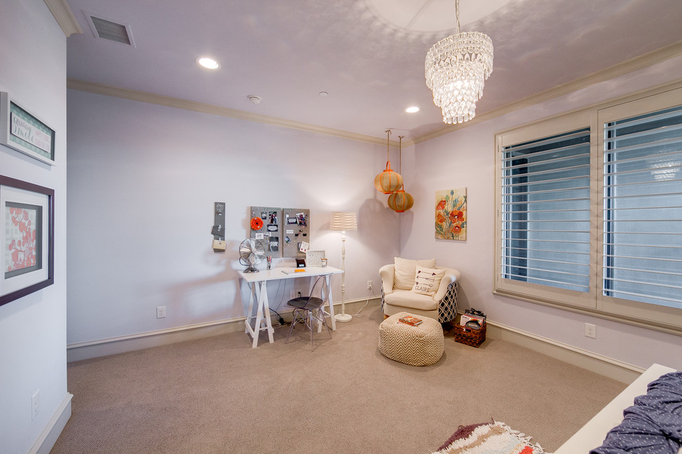 Modelo de habitación de invitados clásica renovada de tamaño medio sin chimenea con paredes púrpuras, moqueta y suelo beige