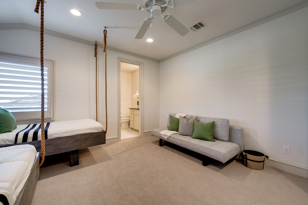 Modelo de habitación de invitados tradicional renovada grande sin chimenea con paredes blancas, moqueta y suelo beige