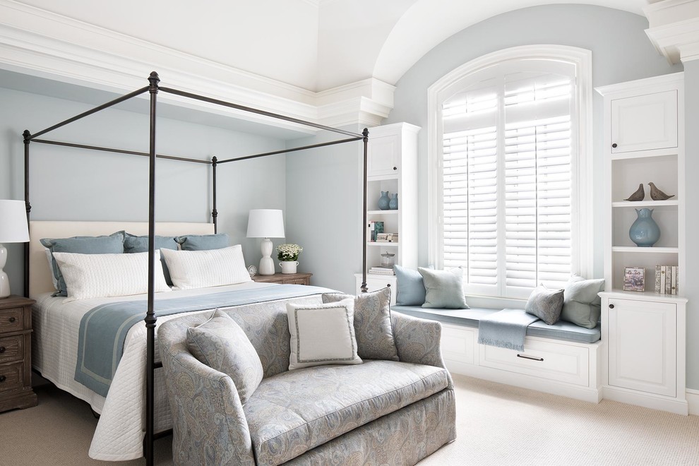 Источник вдохновения для домашнего уюта: спальня в морском стиле с синими стенами, ковровым покрытием и бежевым полом