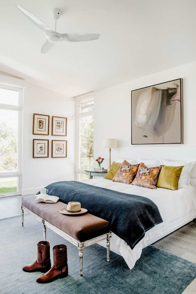 Источник вдохновения для домашнего уюта: спальня в современном стиле с белыми стенами, паркетным полом среднего тона, серым полом и сводчатым потолком