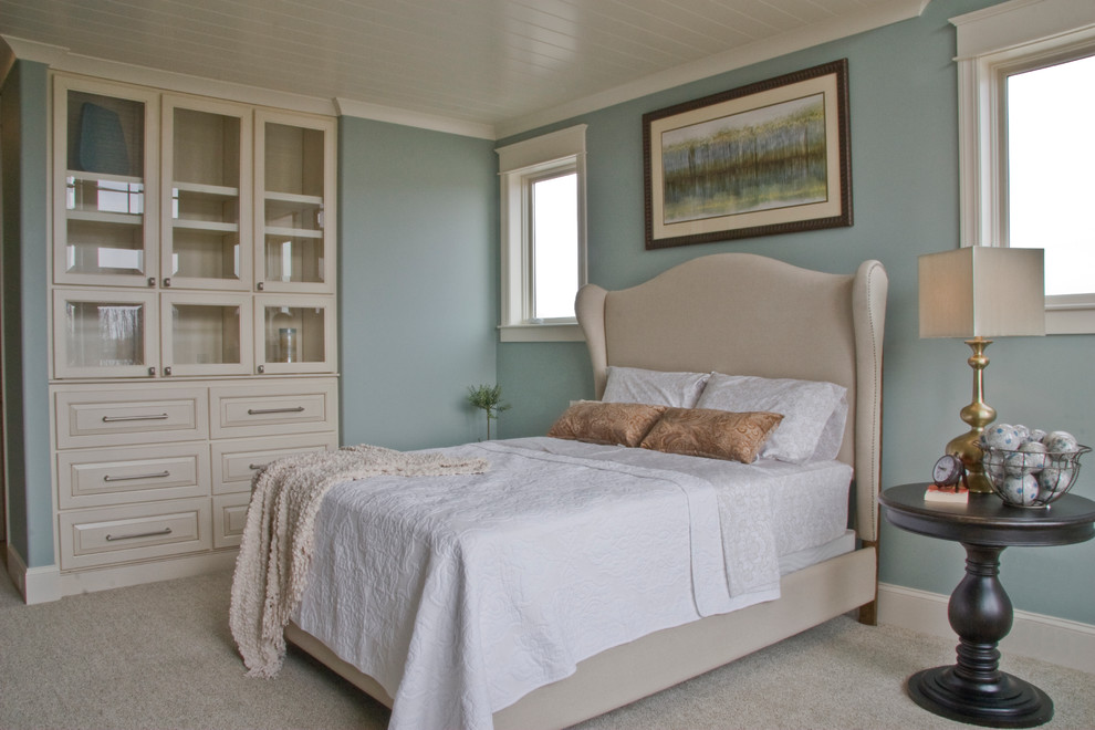 Стильный дизайн: гостевая спальня среднего размера, (комната для гостей) в классическом стиле с синими стенами и ковровым покрытием без камина - последний тренд