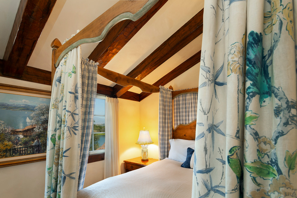 Ejemplo de habitación de invitados campestre de tamaño medio con paredes beige, suelo de madera en tonos medios y suelo marrón