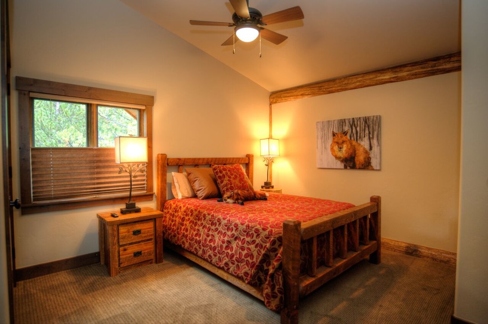Свежая идея для дизайна: гостевая спальня среднего размера, (комната для гостей) в стиле рустика с бежевыми стенами, ковровым покрытием и серым полом без камина - отличное фото интерьера