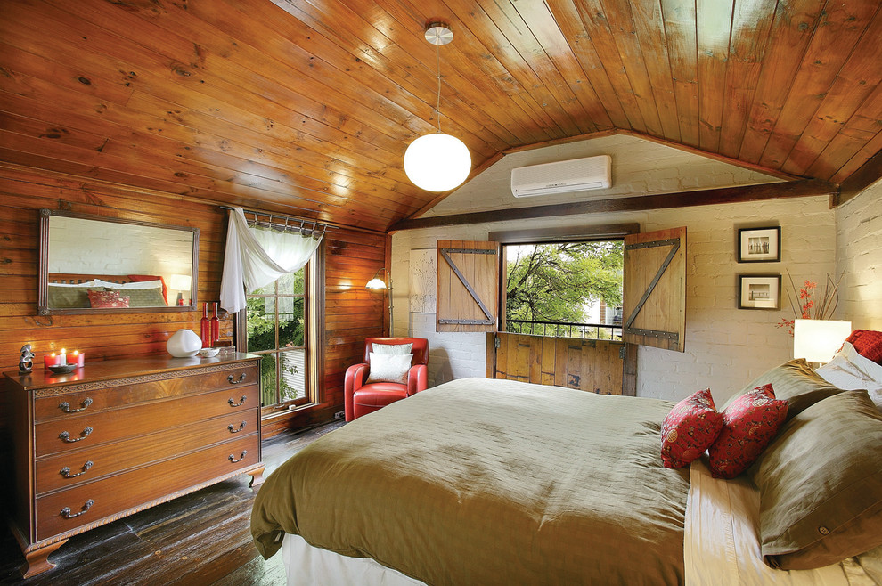 Imagen de dormitorio clásico renovado con paredes beige