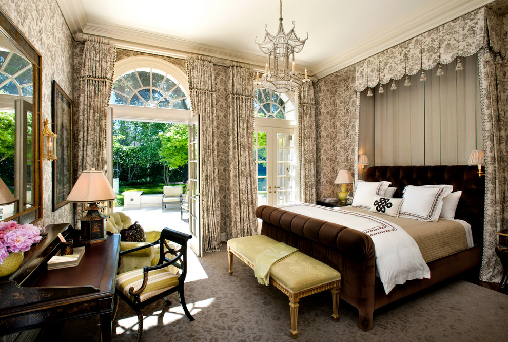Ejemplo de dormitorio clásico con paredes beige