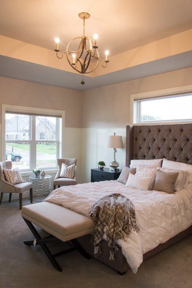 Foto de dormitorio principal de estilo de casa de campo de tamaño medio con paredes grises, moqueta y suelo gris