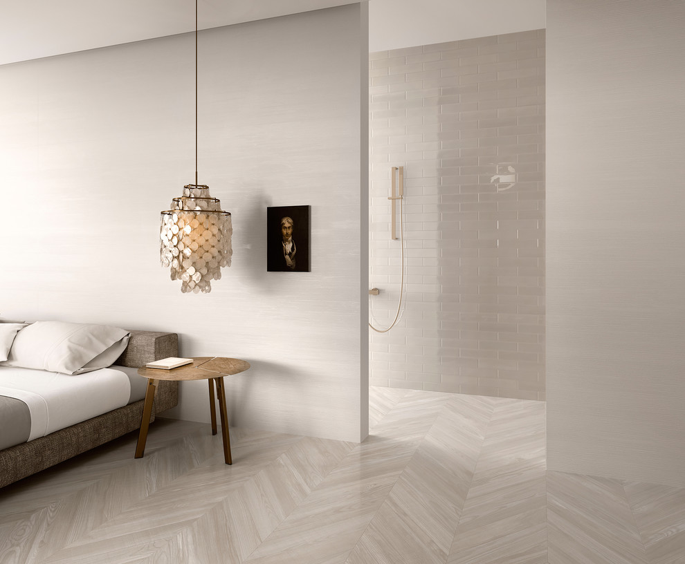 Mittelgroßes Modernes Hauptschlafzimmer ohne Kamin mit beiger Wandfarbe und Porzellan-Bodenfliesen in Toronto