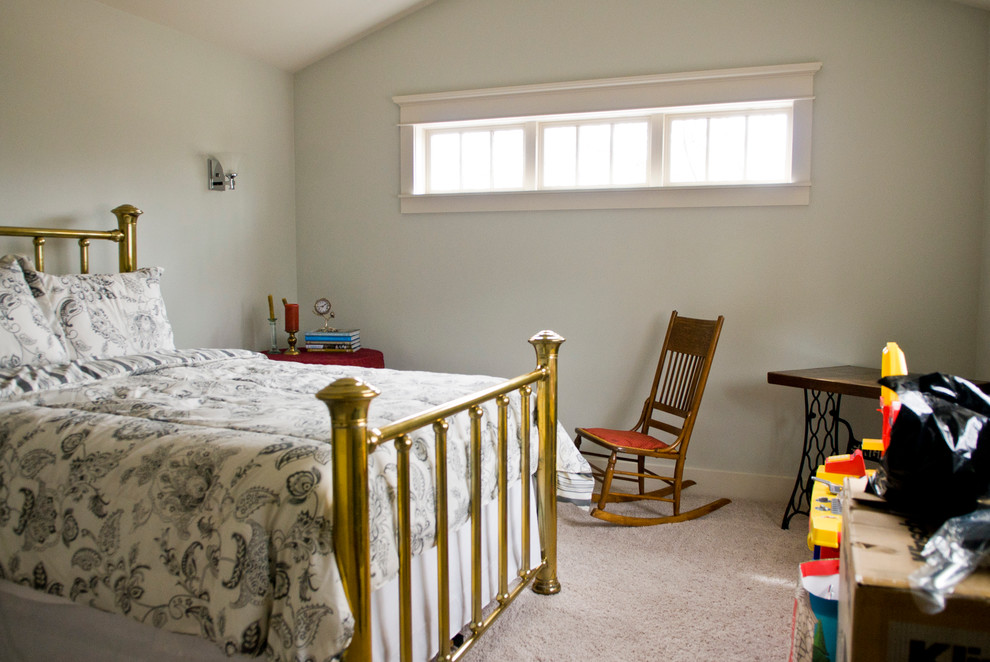 Свежая идея для дизайна: гостевая спальня среднего размера, (комната для гостей) в стиле кантри с зелеными стенами и ковровым покрытием без камина - отличное фото интерьера
