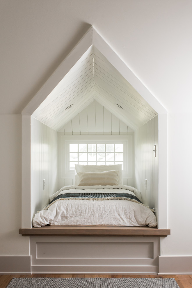 Exemple d'une chambre chic de taille moyenne avec un sol en bois brun, un sol marron, du lambris de bois et un mur blanc.