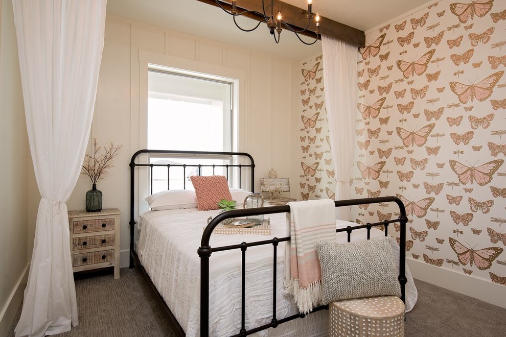 Идея дизайна: гостевая спальня (комната для гостей) в стиле кантри с ковровым покрытием