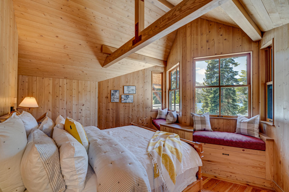 Foto de dormitorio abovedado rústico con paredes beige, suelo de madera en tonos medios, suelo marrón, vigas vistas, madera y madera