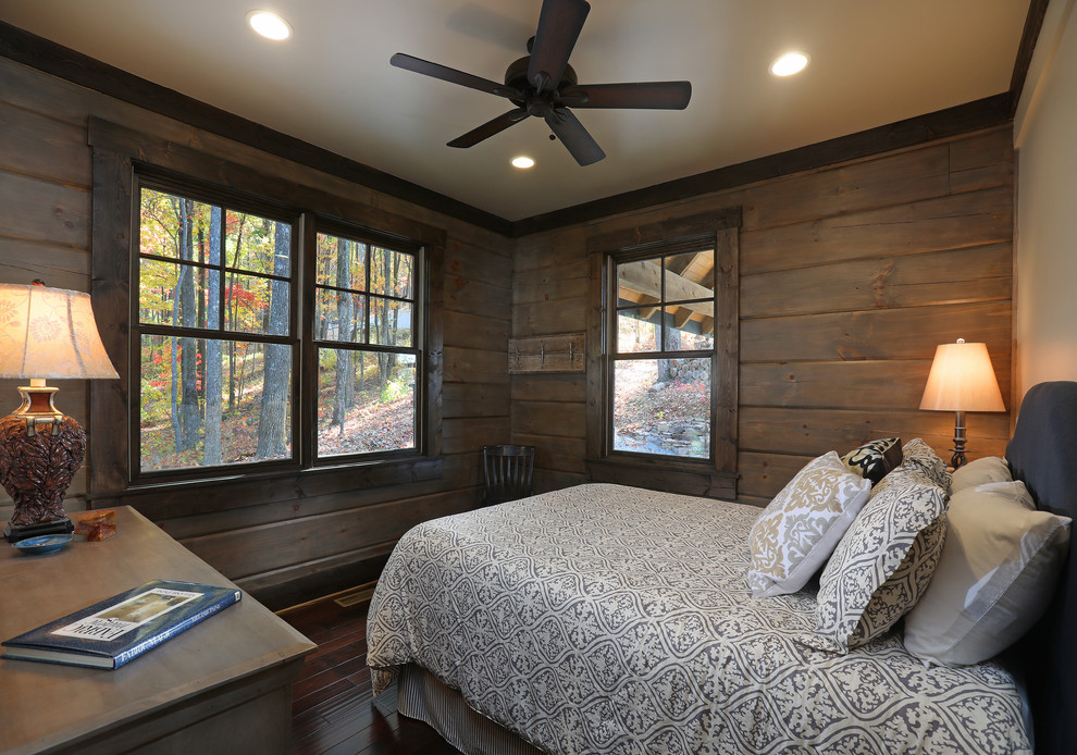 Стильный дизайн: гостевая спальня среднего размера, (комната для гостей) в стиле кантри с коричневыми стенами, темным паркетным полом и коричневым полом - последний тренд