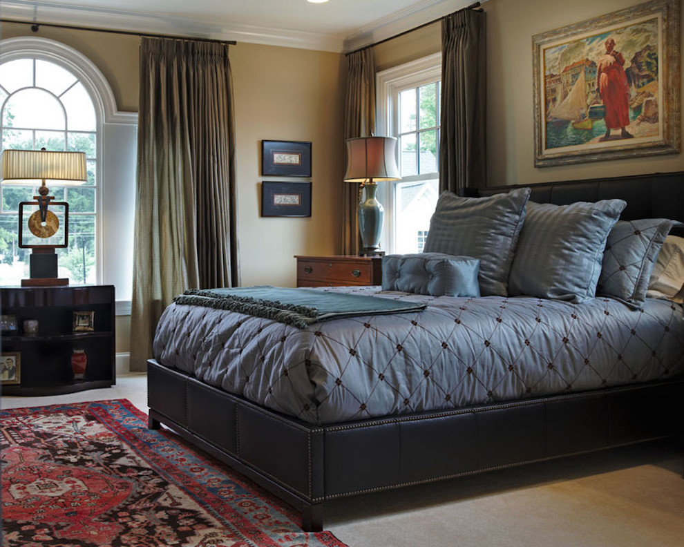 Großes Klassisches Hauptschlafzimmer ohne Kamin mit beiger Wandfarbe, Teppichboden und weißem Boden in Raleigh