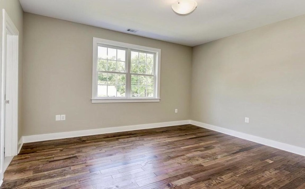 Bild på ett mellanstort funkis gästrum, med beige väggar, mellanmörkt trägolv och brunt golv