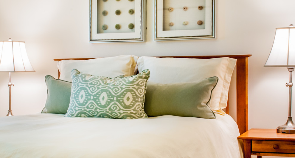 Imagen de habitación de invitados costera de tamaño medio sin chimenea con paredes beige, moqueta y suelo beige