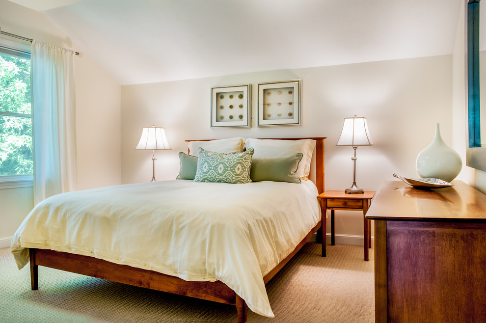 Ejemplo de habitación de invitados costera de tamaño medio sin chimenea con paredes beige, moqueta y suelo beige