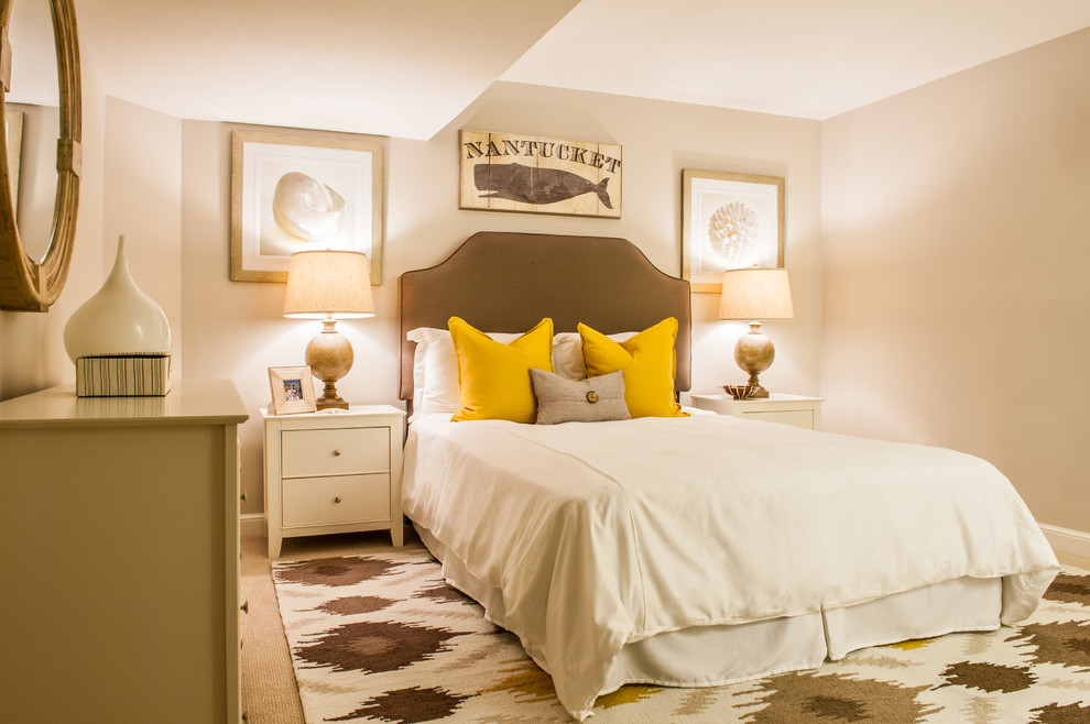 Стильный дизайн: гостевая спальня среднего размера, (комната для гостей) в морском стиле с бежевыми стенами, ковровым покрытием и бежевым полом без камина - последний тренд